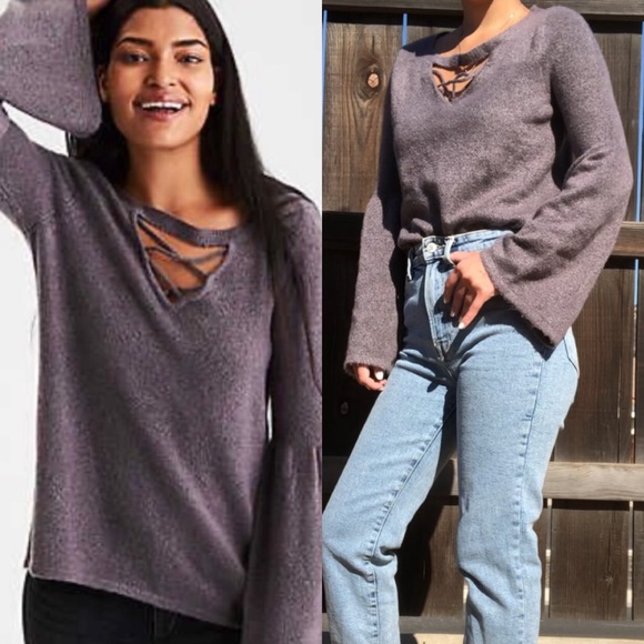 American Eagle Outfitters Sweaters - ⭐️4/$25 AE super soft bell sleeve purple sweater M
